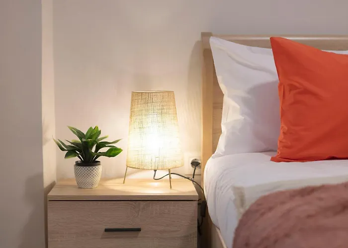 Apartment Heart, Premium 2br Suite, Sleeps 6 *