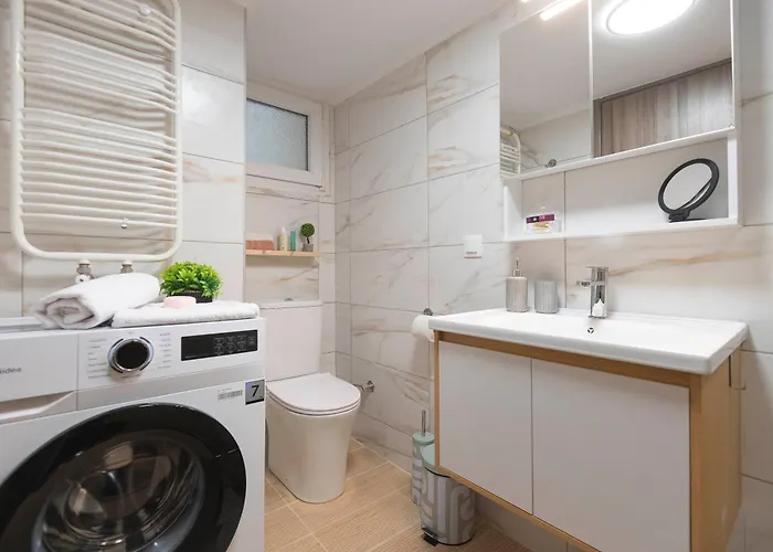 Apartment Heart, Premium 2br Suite, Sleeps 6 *