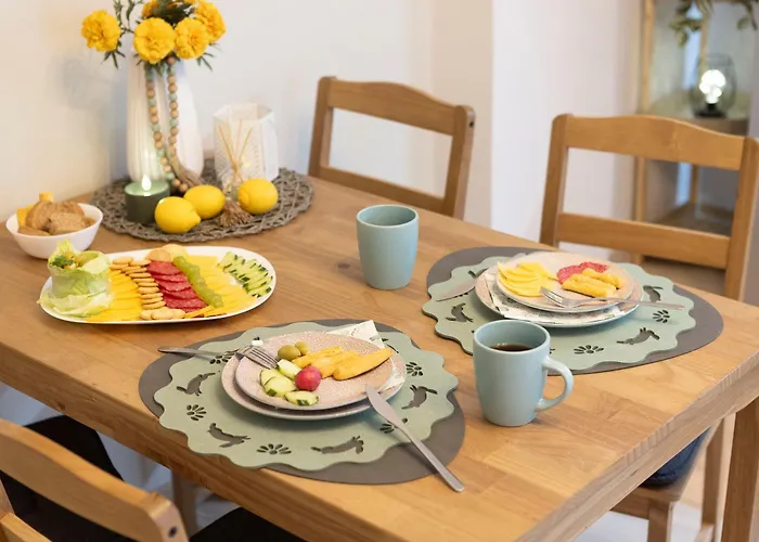 Apartment Heart, Premium 2br Suite, Sleeps 6 *